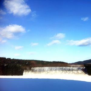 Schneeweiß und Azurblau